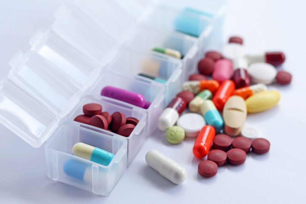 Врач объяснил, почему опасно хранить таблетки вне упаковки