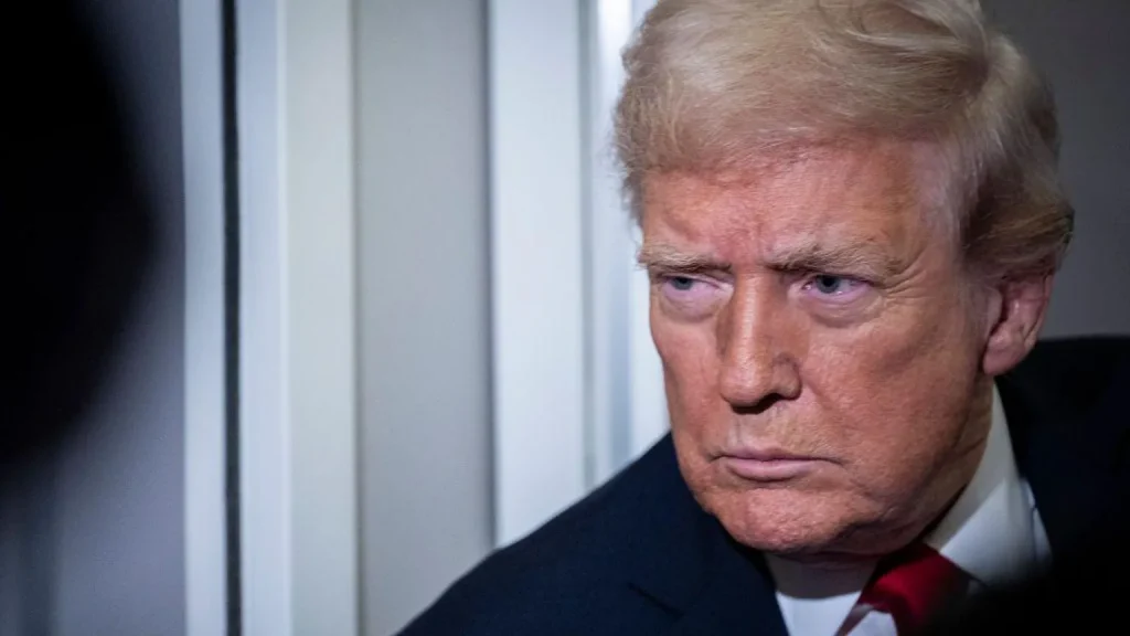 Трамп освобождает финансового мошенника через несколько дней после начала тюремного срока: политическая логика, возмущение и последствия