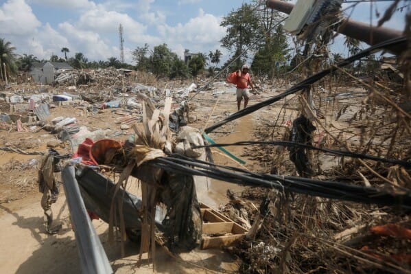 Выживающие в Индонезии борются за жизнь после разрушительных наводнений